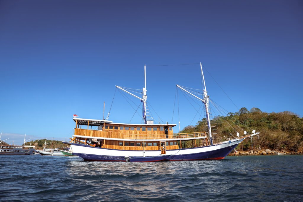 phinisi on labuan bajo